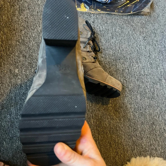 Sorel Addington Lace Up Boots, size 7.5 - Picture 3 of 6